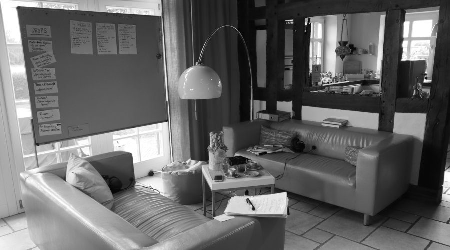 schwarz-weiß, sofas im begeisterungsland, podcast